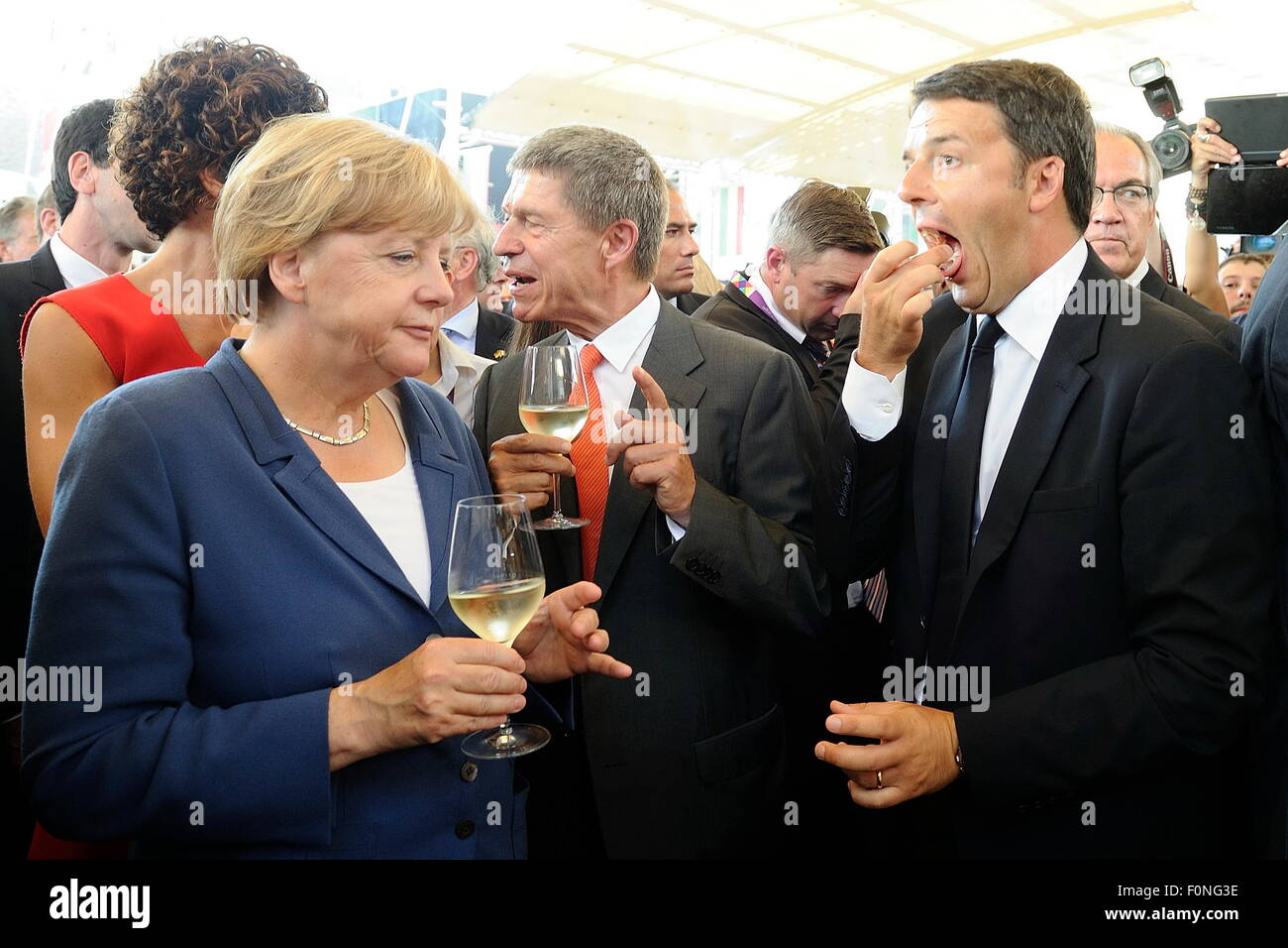 Toasts à la chancelière allemande Angela Merkel avec le premier ministre Matteo Renzi avec son mari Joachim Sauer Expo 2015. Milan. L'Italie. 17/08/2015 Banque D'Images