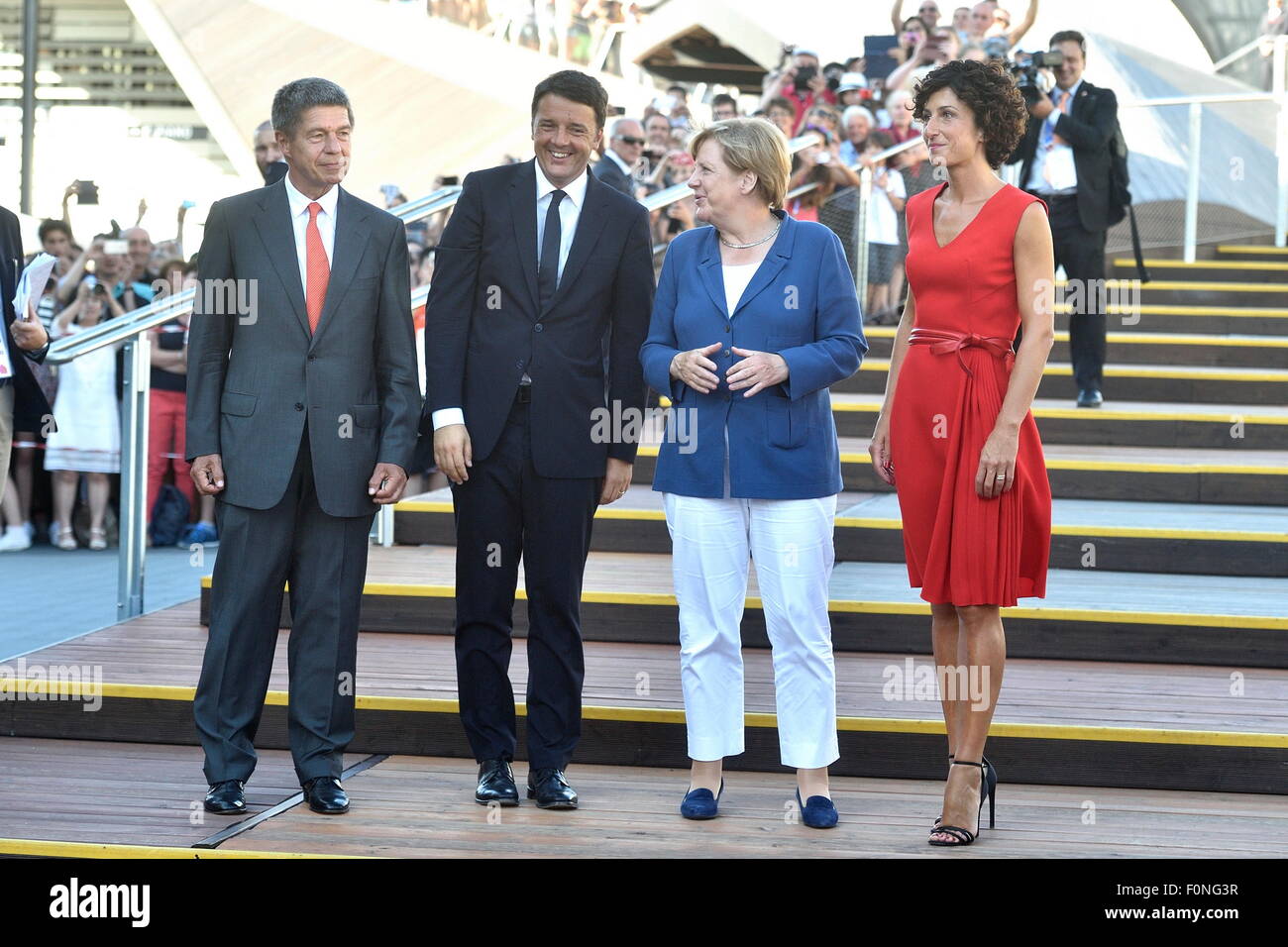 La chancelière Angela Merkel avec son mari Joachim Sauer, le premier ministre Matteo Renzi et l'épouse Agnese Landini . L'Expo 2015. Milan. L'Italie. 17/08/2015 Banque D'Images