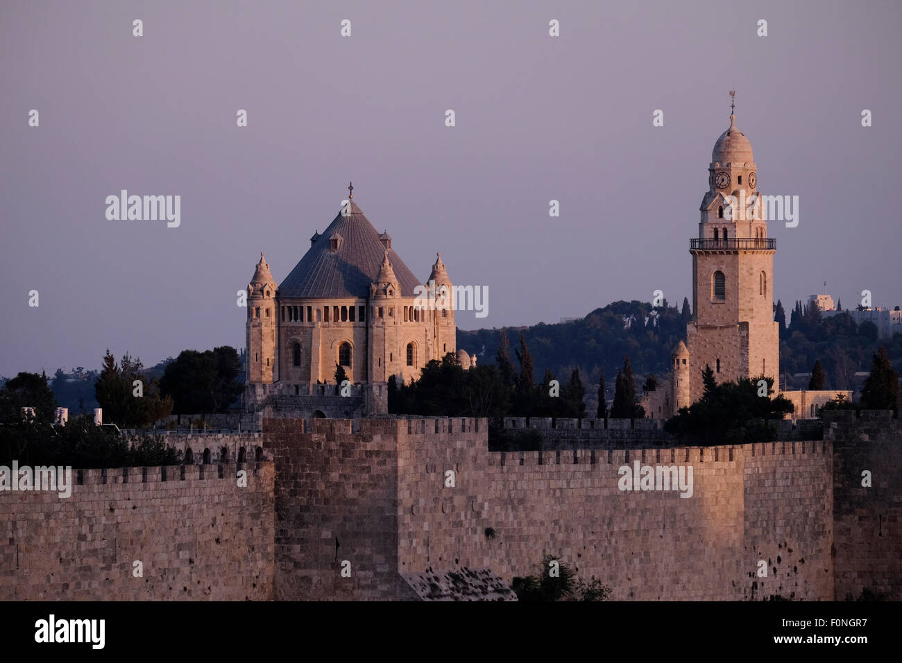 Vue sur le dôme conique et le clocher de l'église de la Dormition ou sur l'abbaye de Hagia Maria Sion sur le mont Sion à Jérusalem Banque D'Images