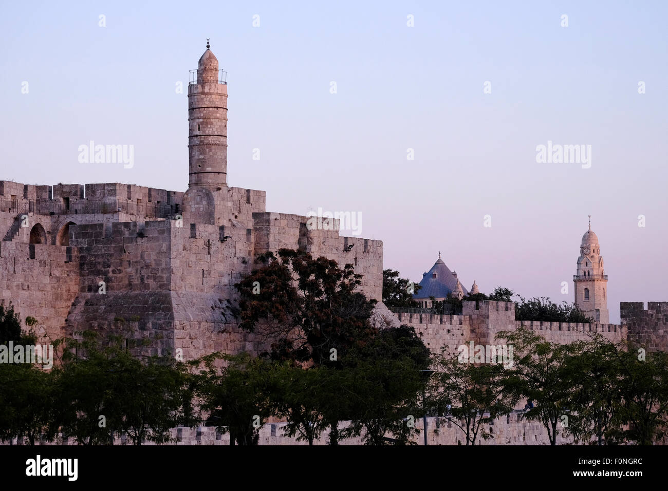 Vue sur la citadelle de David et l'abbaye bénédictine de Dormition dans la vieille ville de Mount Sion Jérusalem-est Israël Banque D'Images