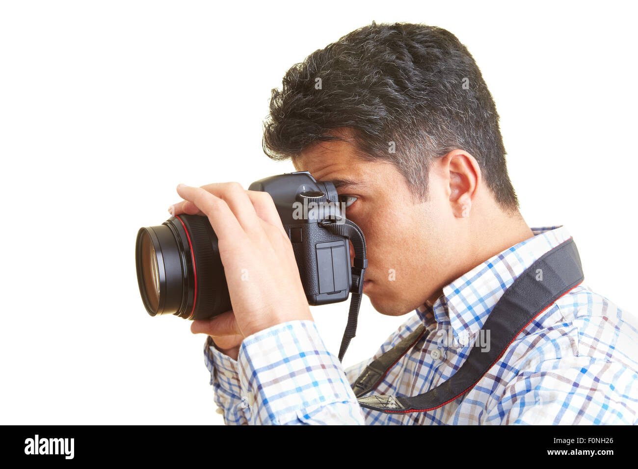 L'homme en utilisant un appareil photo reflex numérique Banque D'Images