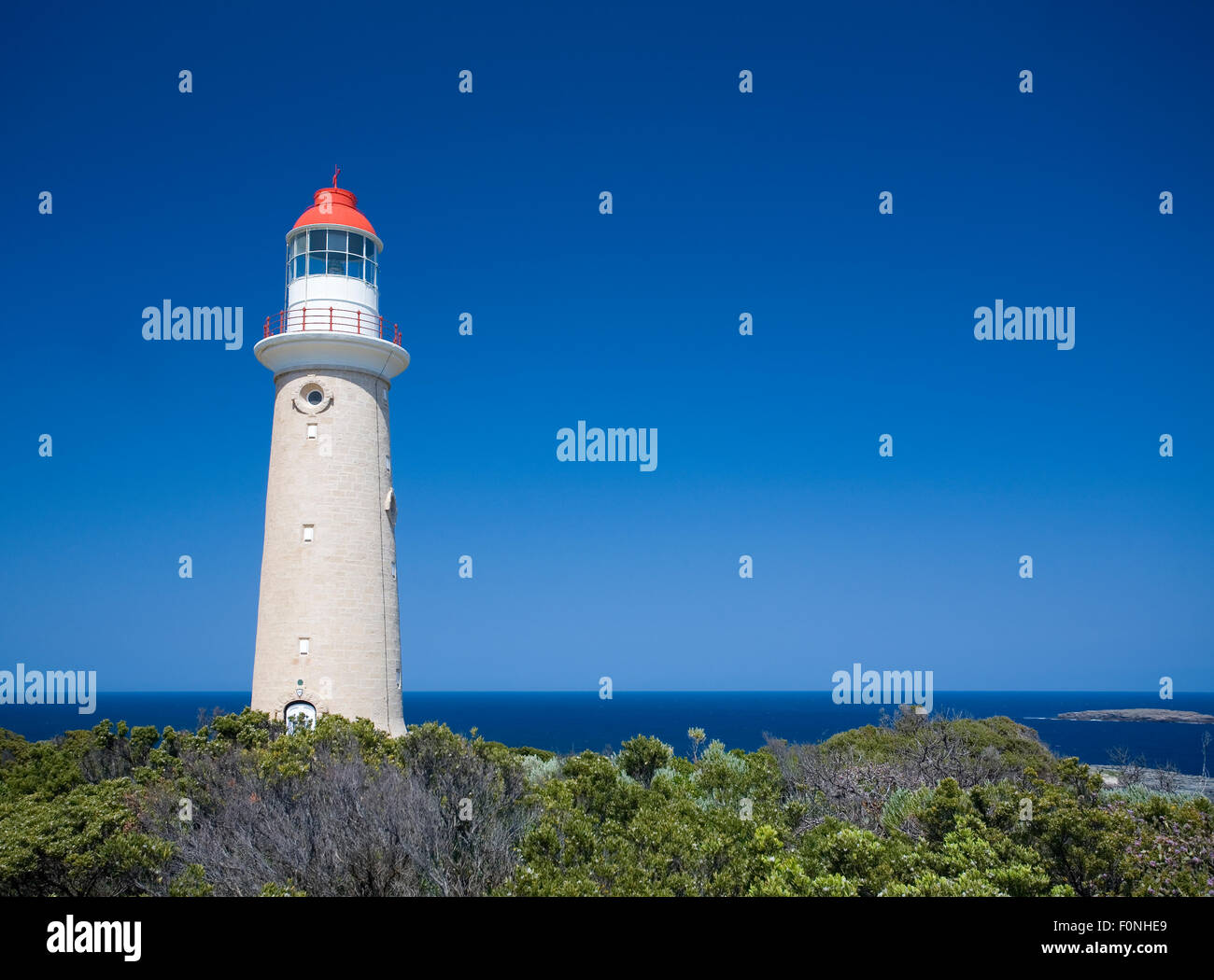 Leuchtturm contre ciel bleu clair Banque D'Images