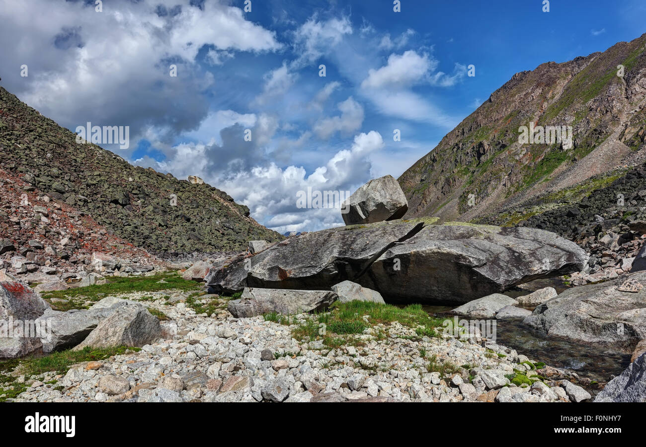 Des fragments de granit naturellement pliée en une simulation de machine de guerre. Sayan de l'Est.La Russie Banque D'Images