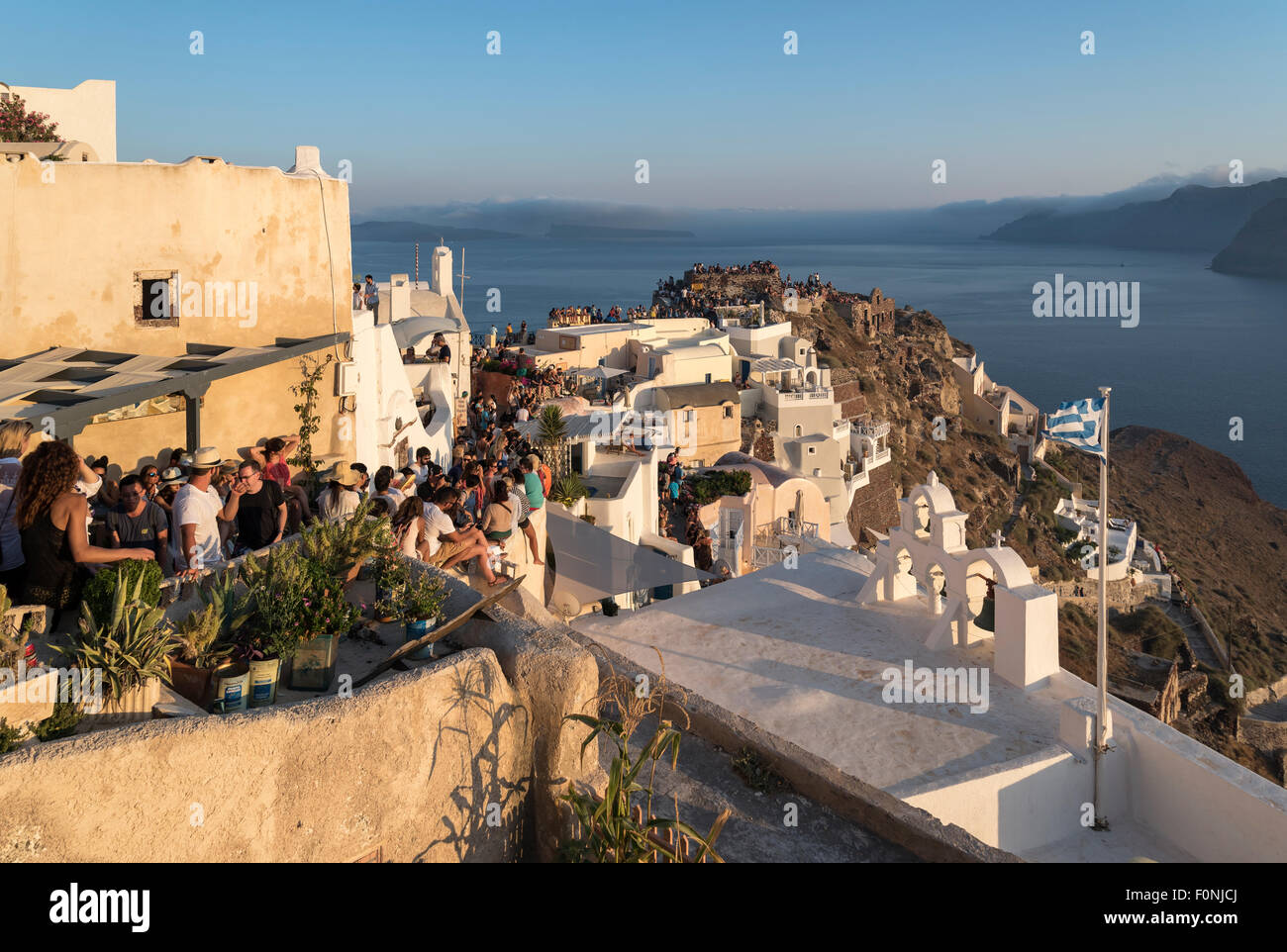 Les Touristes Se Rassemblent Pour Regarder Le Coucher Du