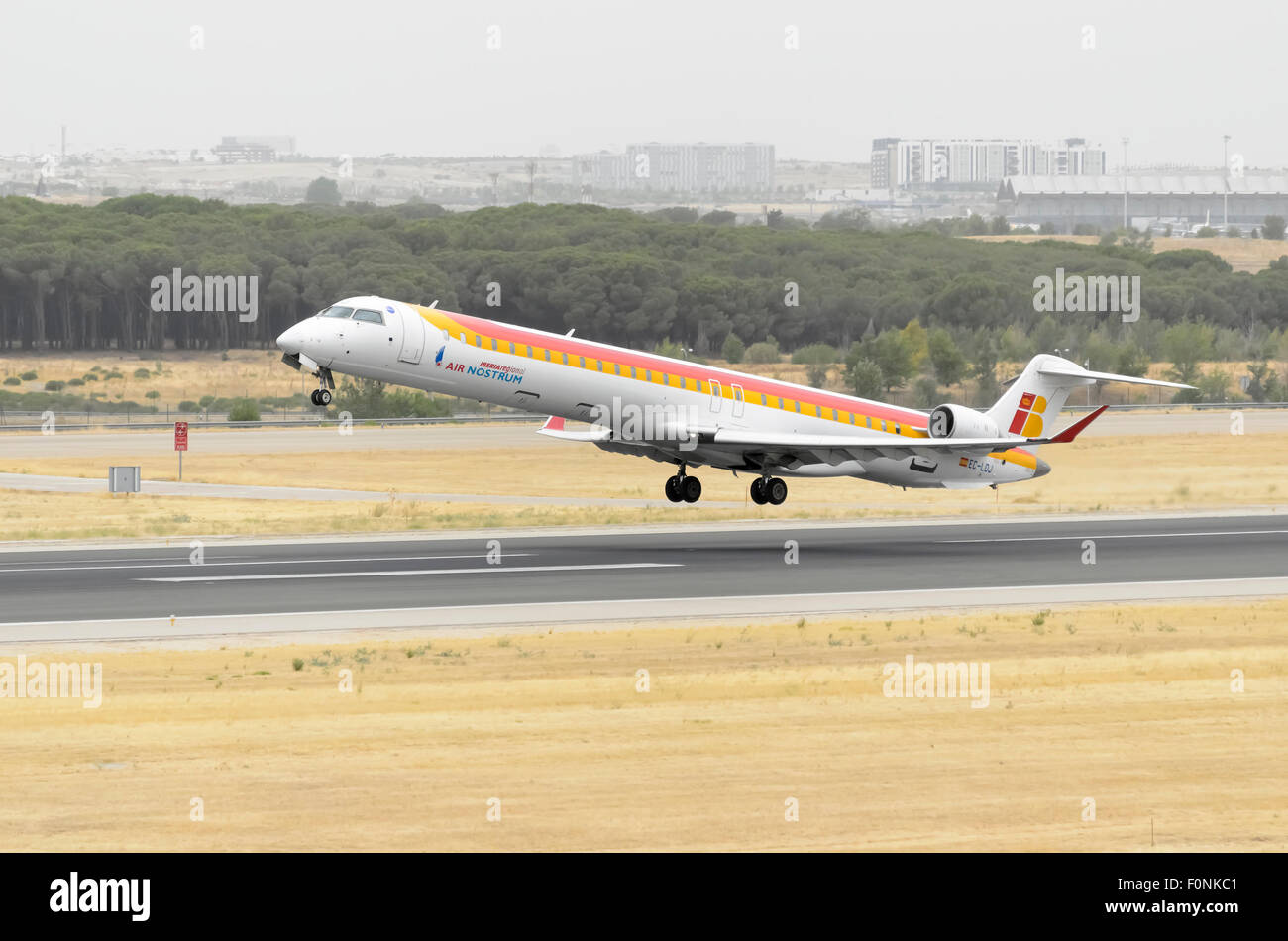 -Avions Bombardier Canadair CRJ-1000-, -d- Air Nostrum, compagnie aérienne est décoller de -Madrid-Barajas Aéroport- Adolfo Suarez. Banque D'Images