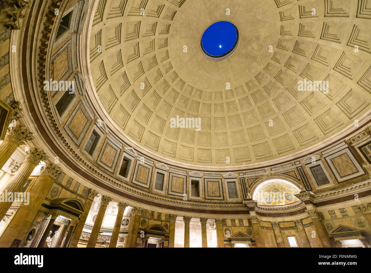 Rome, Italie - 28 mars 2015 : la coupole du Panthéon, la lune apparaître à partir du trou du dôme Banque D'Images