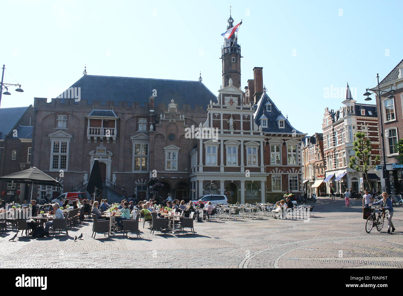 Place du marché (Grote Markt) d'Haarlem, Pays-Bas avec 14e siècle hôtel de ville (Stadhuis van Haarlem) Banque D'Images
