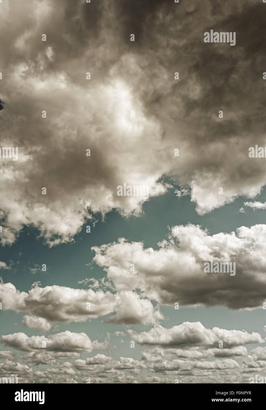 Les nuages orageux sombres Banque D'Images