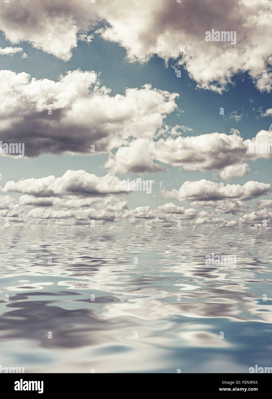 Les nuages orageux sombres Banque D'Images