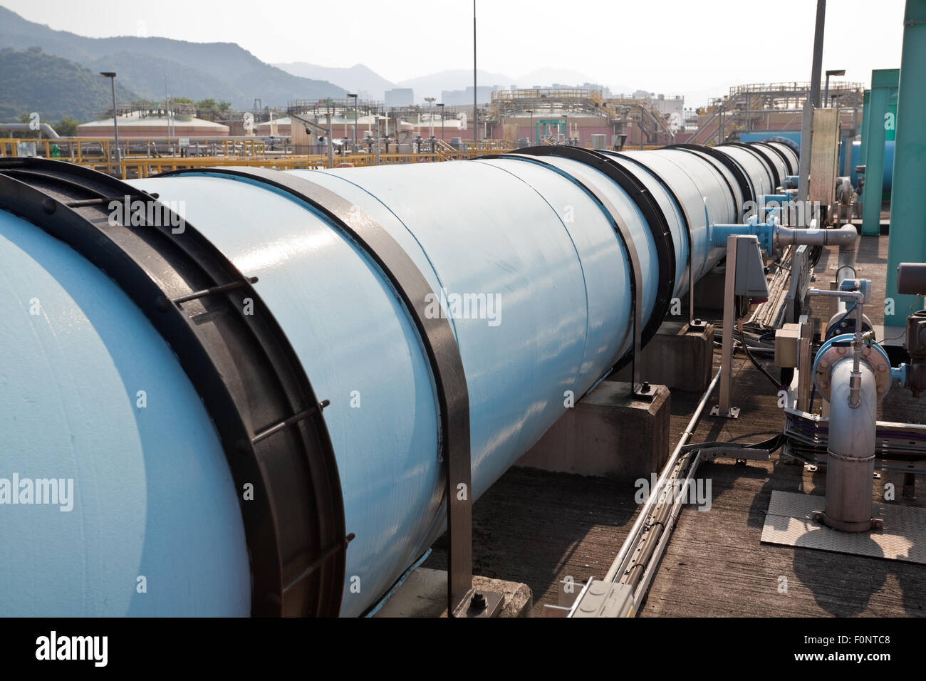 Grande pipe de l'eau dans une usine de traitement des eaux usées Banque D'Images