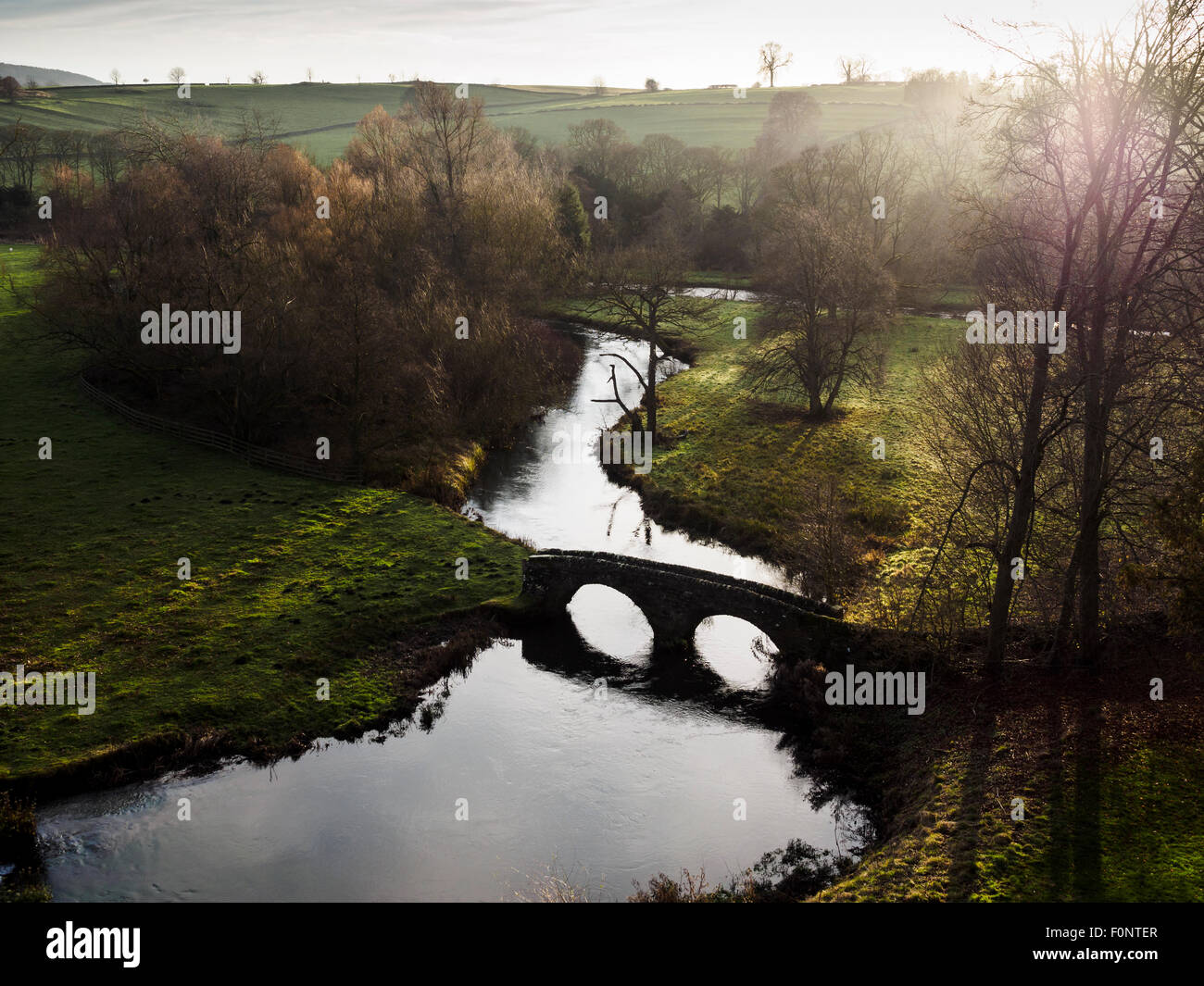 Petit pont sur la rivière Wye près de Haddon Hall dans le Derbyshire Peak District en Angleterre Banque D'Images