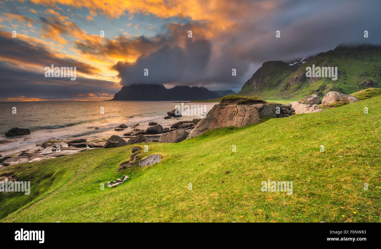 Plus de coucher de soleil spectaculaire sur la plage Uttakleiv îles Lofoten en Norvège. Traitement HDR. Banque D'Images