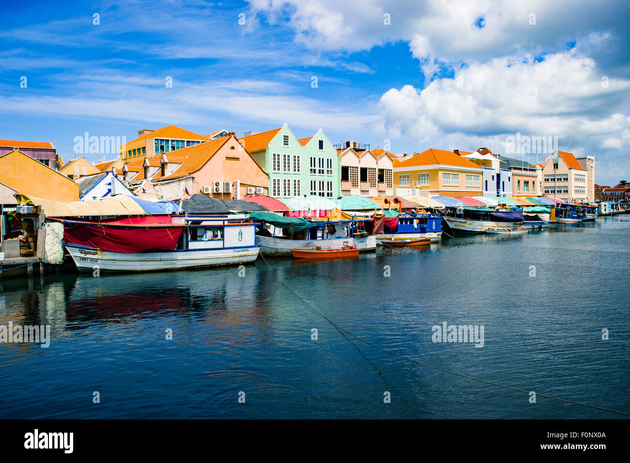 Le marché flottant de Curaçao dans Waaigat bay dans la région de Punda Banque D'Images