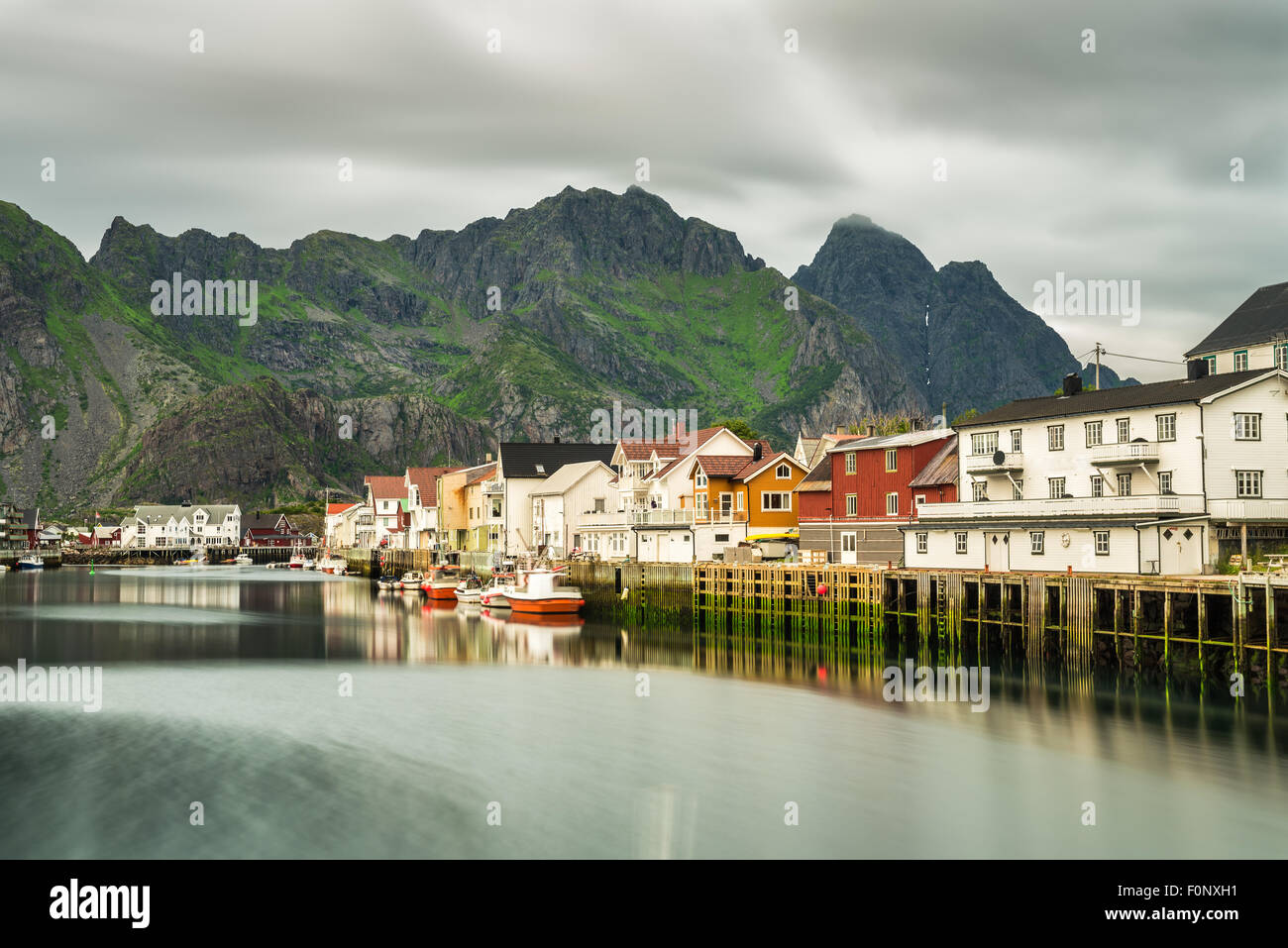 Henningsvær, village de pêcheurs situé sur plusieurs petites îles dans l'archipel des Lofoten, Norvège. Longue exposition. Banque D'Images