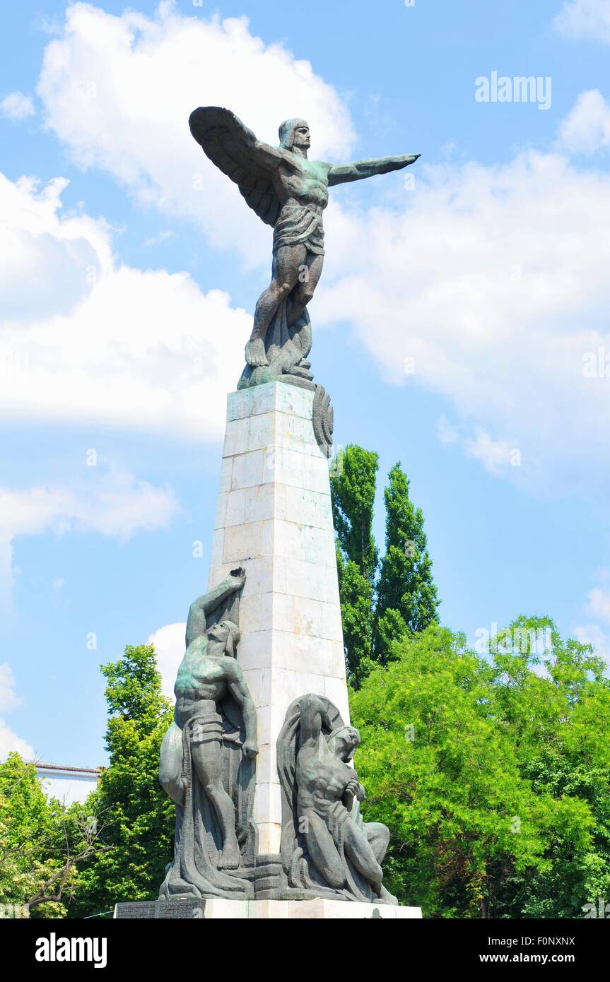 Des détails architecturaux de l'Aviators monument à Bucarest représentant Icarus Banque D'Images