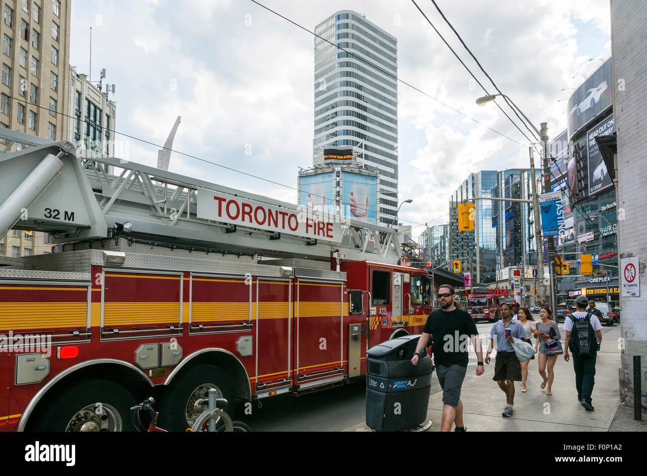 Toronto,Canada-Août 1,2015:un camion de pompiers passe à travers la foule de Toronto tout en marchant ou se rendre au travail et en banlieue Banque D'Images