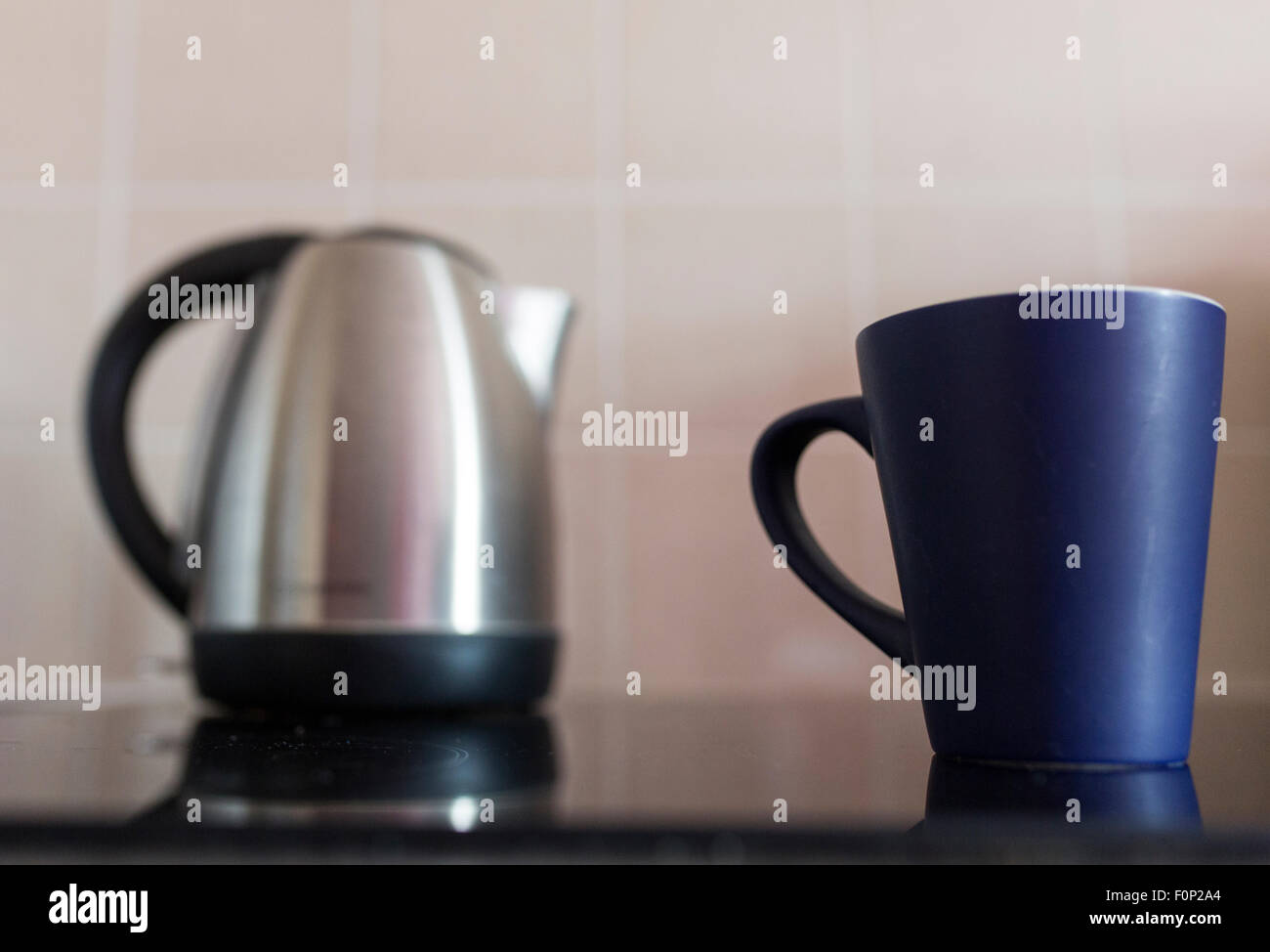 Une bouilloire électrique et d'un mug Photo Stock - Alamy