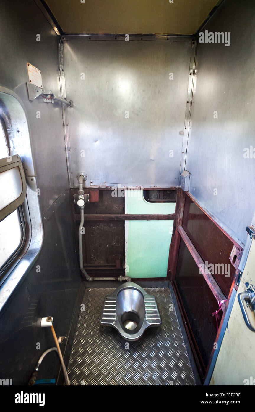Toilettes à bord à l'intérieur d'un train thaïlandais Banque D'Images