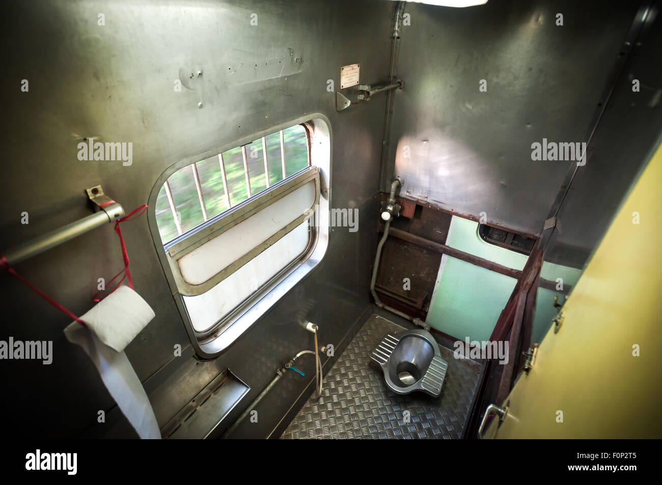 L'accroupissement toilettes à bord d'un train thaïlandais Banque D'Images