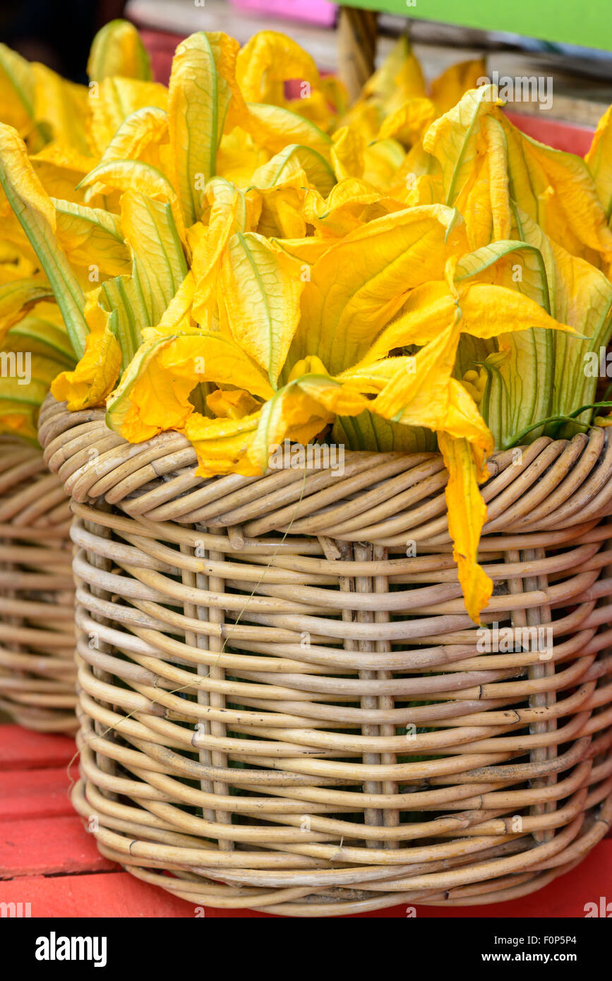 Fleurs de courgettes dans un panier en osier, typiquement italienne Banque D'Images