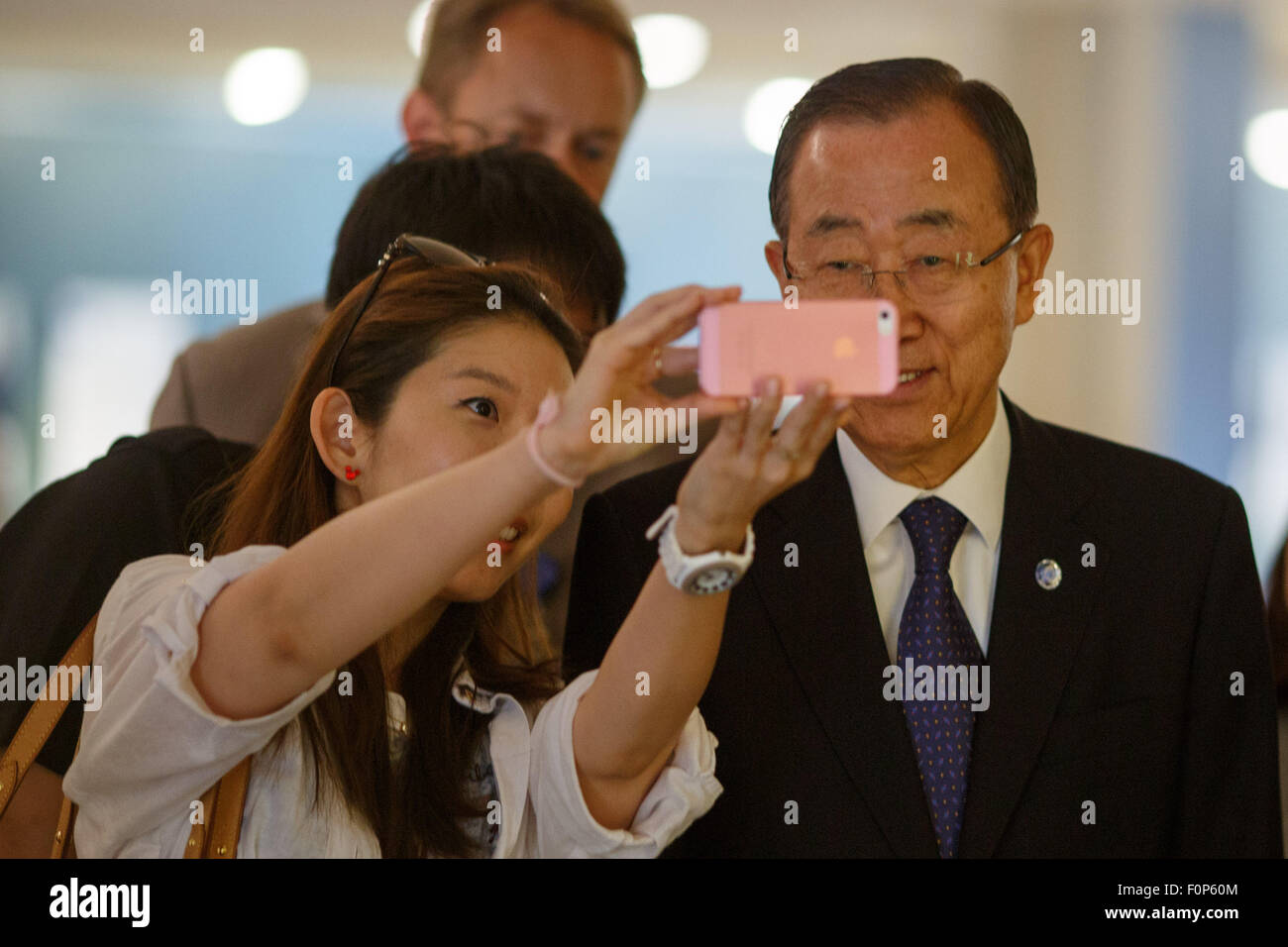 New York, USA. Août 19, 2015. Le Secrétaire Général des Nations Unies Ban Ki-moon (R) pose pour une avec un touriste selfies au siège des Nations Unies à New York, aux États-Unis, le mardi 19 août, 2015. Credit : Muzi Li/Xinhua/Alamy Live News Banque D'Images