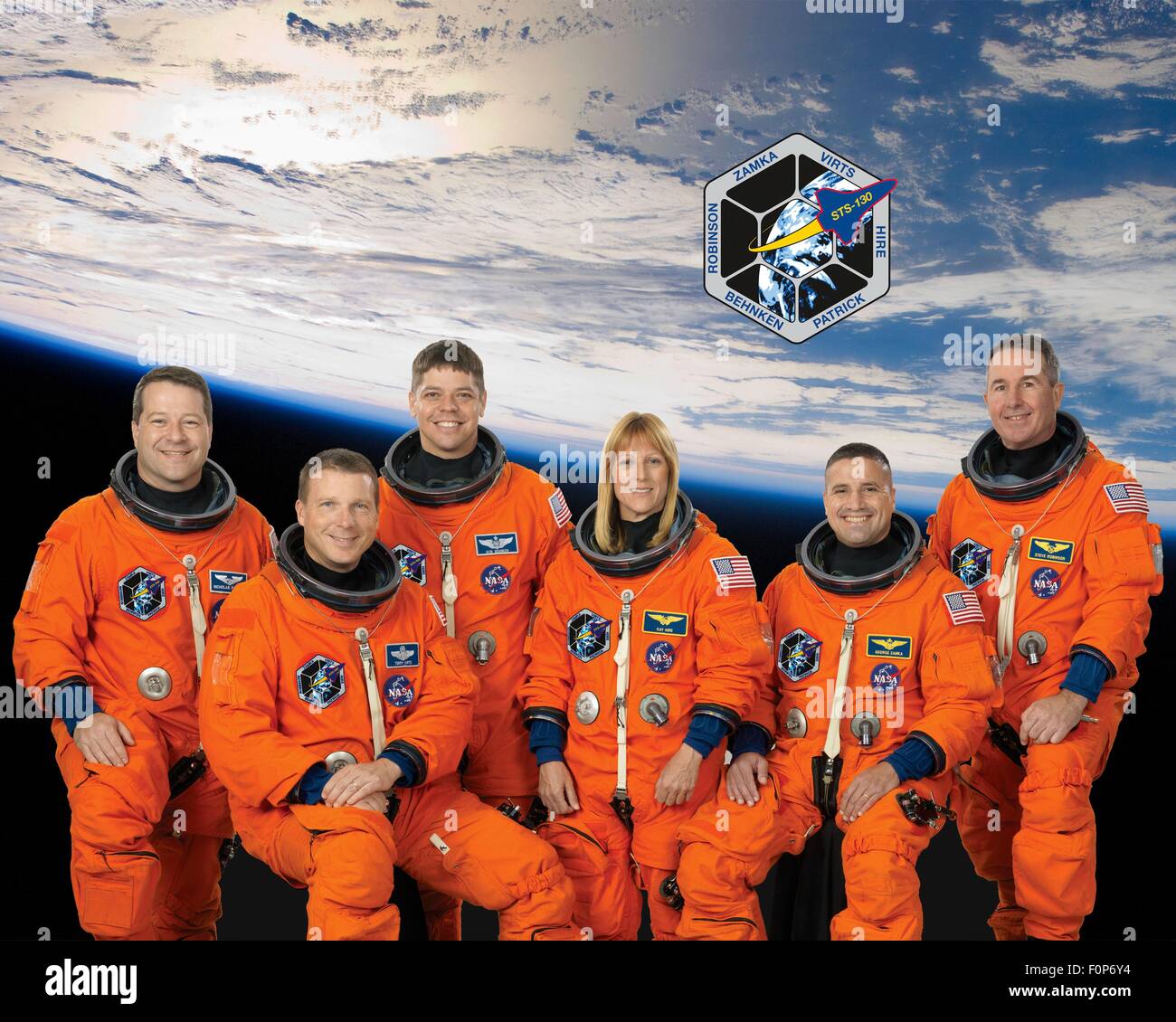 Portrait de groupe de la mission STS-130 de la navette spatiale les astronautes de l'équipage à lancer et de rentrée sont (de gauche à droite) : Nicholas Patrick, Terry Virts, Robert Behnken, Kathryn Voitures, George Zamka et Stephen Robinson au Johnson Space Center Le 4 août 2009 à Houston, Texas. Banque D'Images