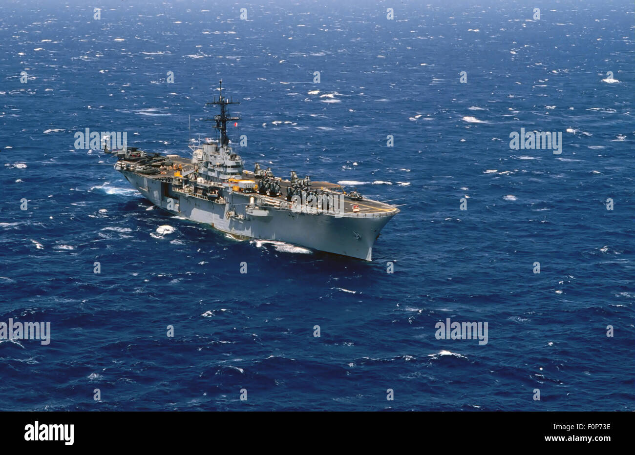 US Navy, navire d'assaut amphibie USS Guadalcanal Navigation dans la mer Méditerranée Banque D'Images