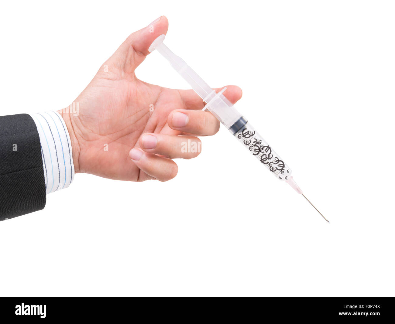 Main tenant seringue remplie de monnaie sur fond blanc Banque D'Images