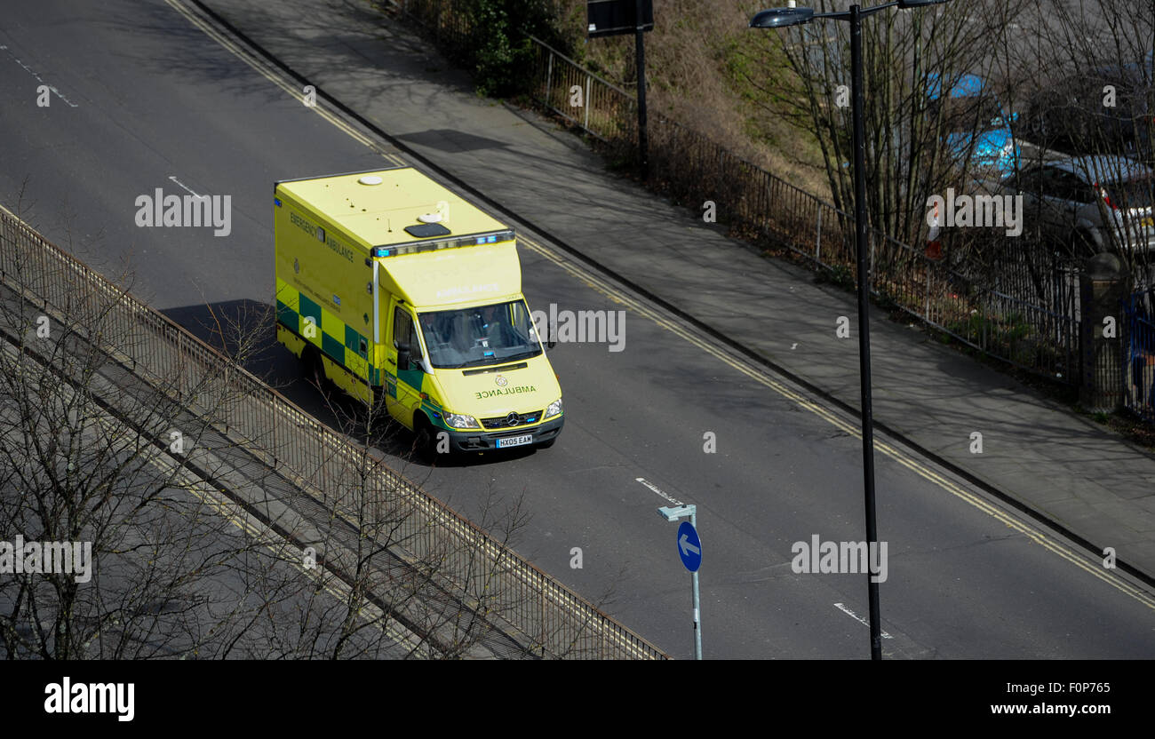 South Central Ambulance sur place à un appel d'urgence à Southampton Banque D'Images