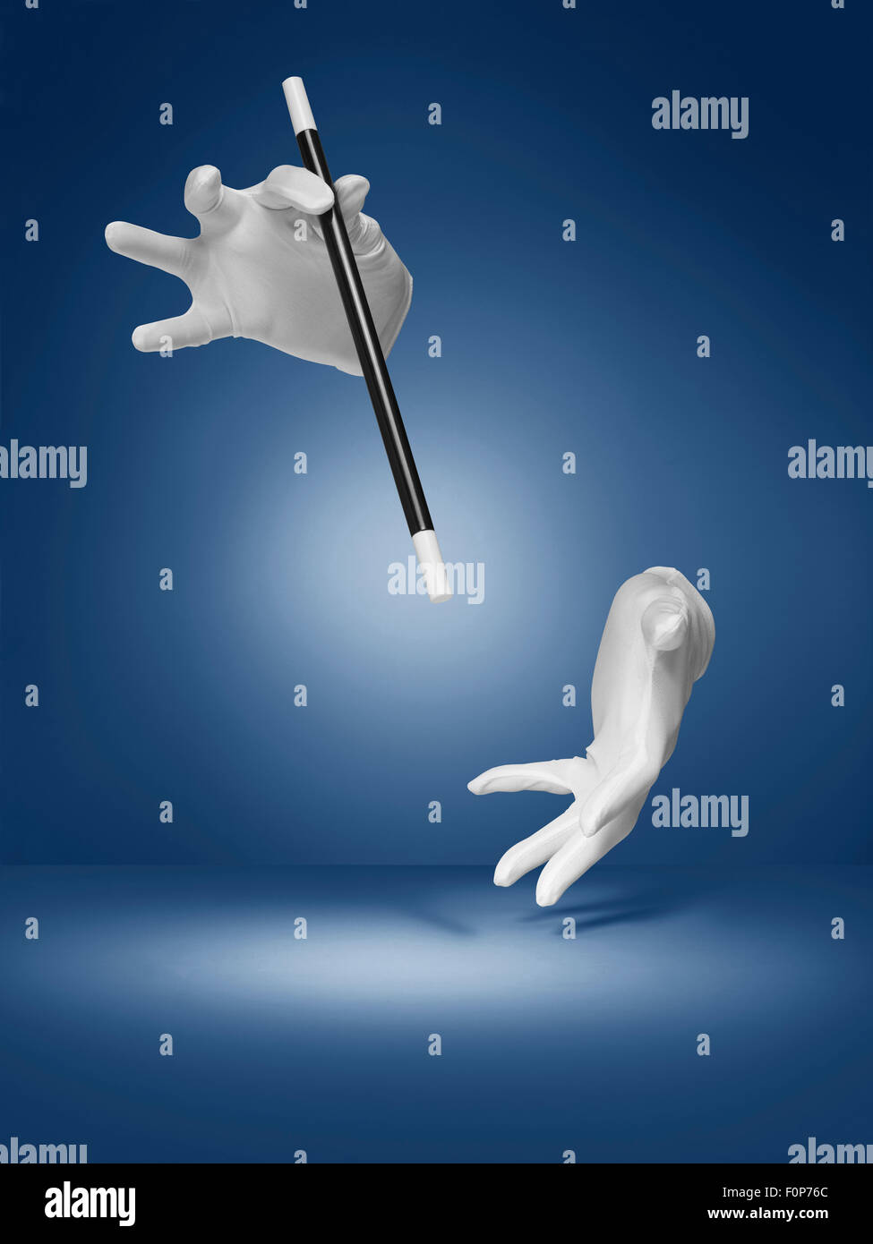 Tourné d'une illusion ou tour de magie exécuté par un magicien invisible sur un halo bleu, style, vignette arrière-plan. La main Banque D'Images