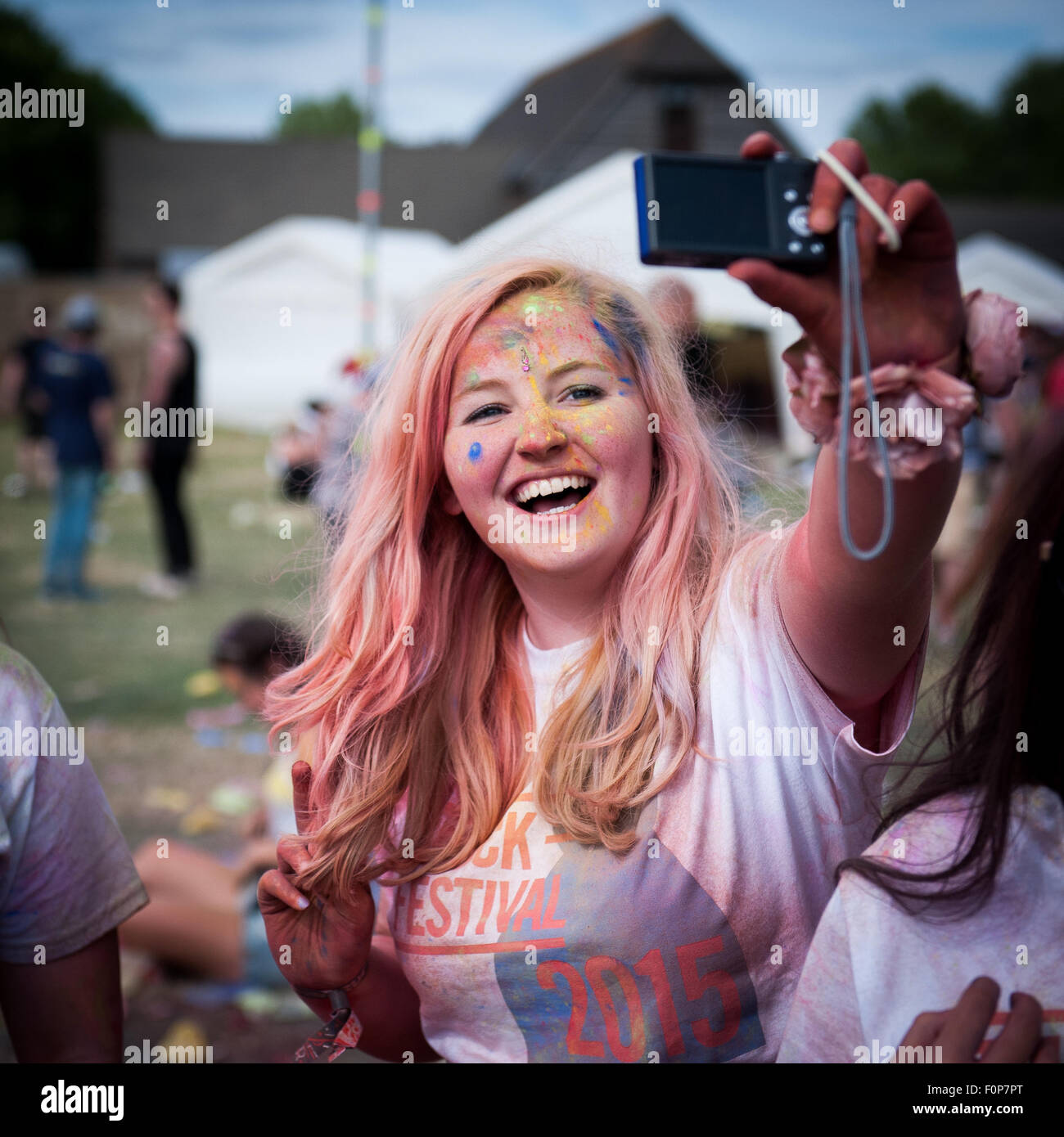 Adolescente aux cheveux roux au Truck Festival, Oxfordshire, Grande-Bretagne Banque D'Images