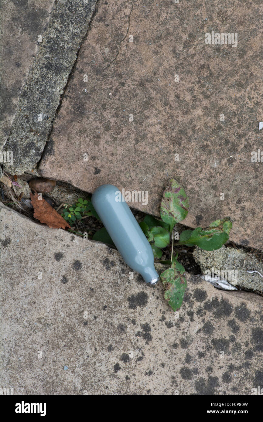 Les petits cylindres d'oxyde nitreux (gaz hilarant) utilisé par certaines personnes comme une haute juridique. Banque D'Images