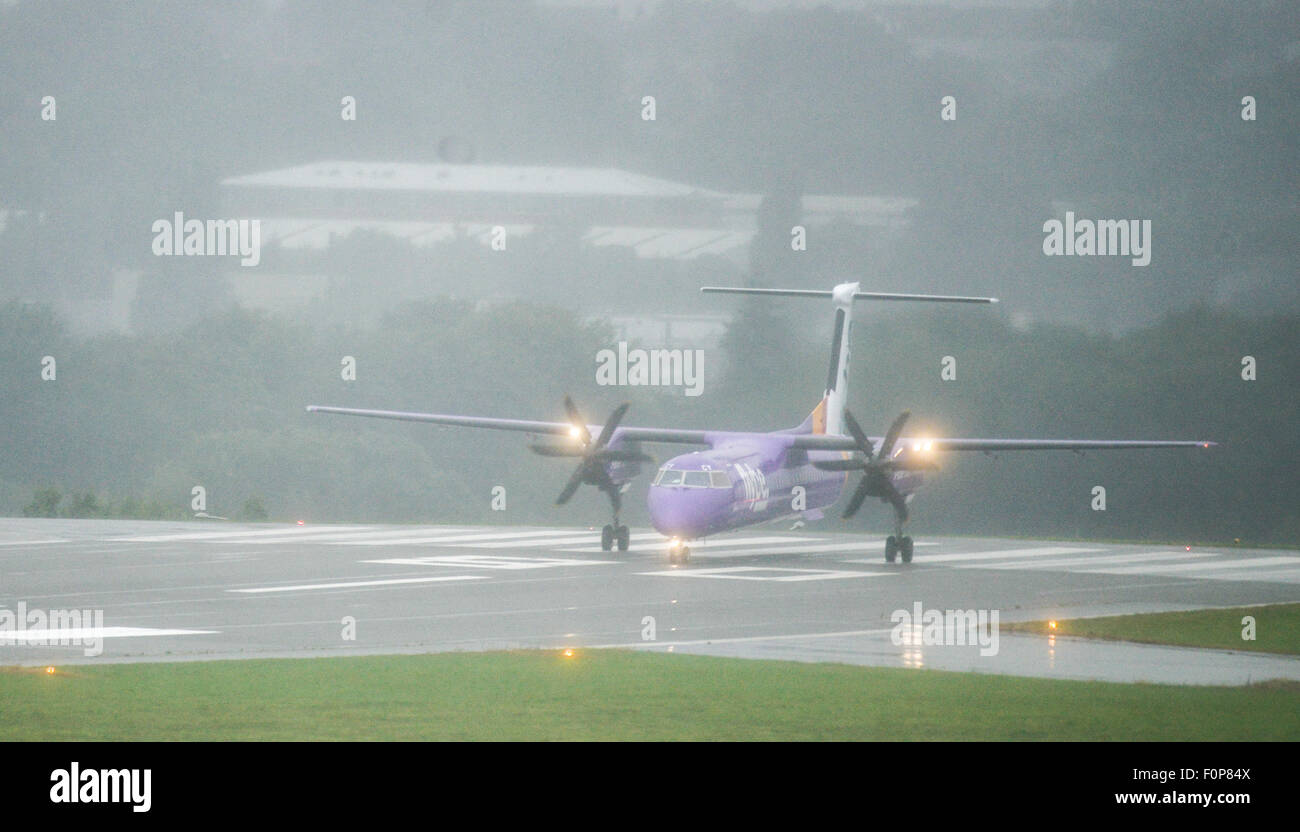 FlyBe Jet d'imposer au cours des étés humides météo à l'aéroport d'Exeter, Banque D'Images