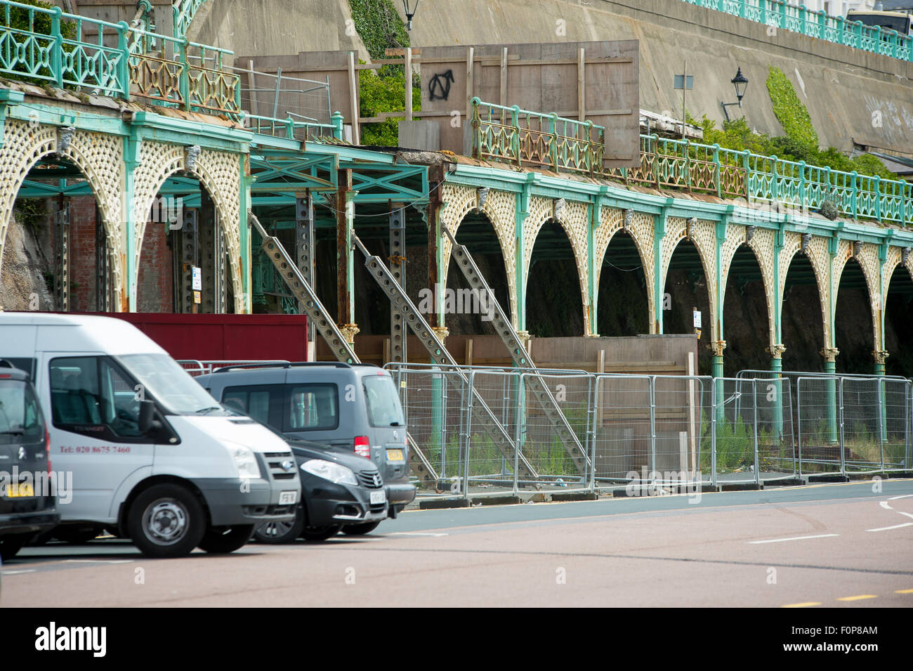Coulisses de l'historique route de Madère à Brighton. Les célèbres arcades bas sur le front de route ont commencé à s'effondrer. Banque D'Images