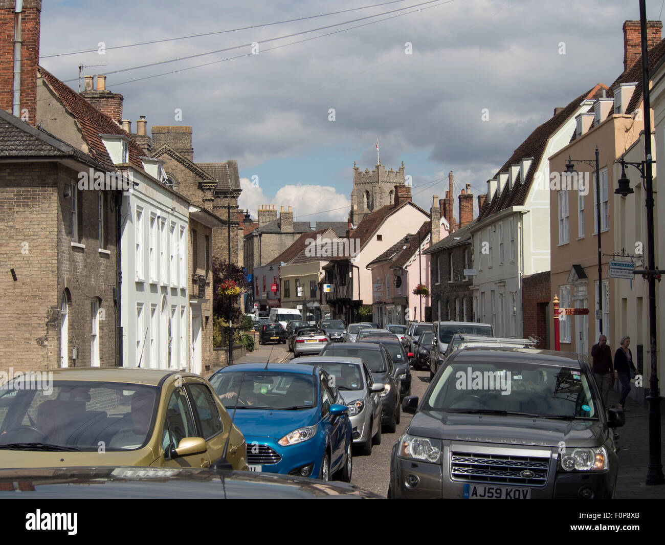 Exploration urbaine : l'encombrement du trafic sur les rues d'une ville de marché en Angleterre Banque D'Images