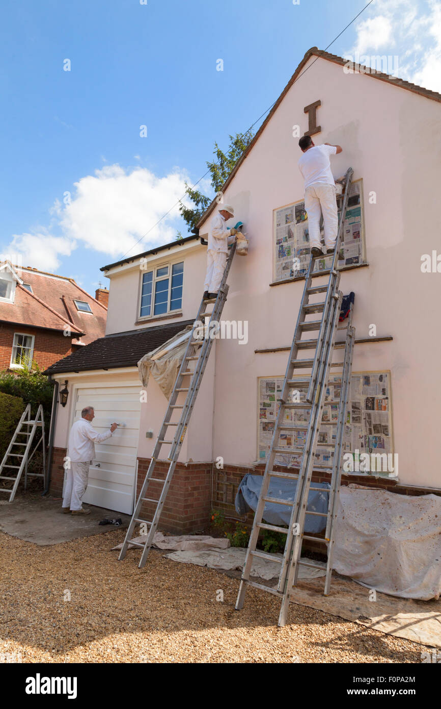 Peintres professionnels de la peinture de l'extérieur d'un logement, Suffolk, East Anglia, Angleterre, Royaume-Uni Banque D'Images