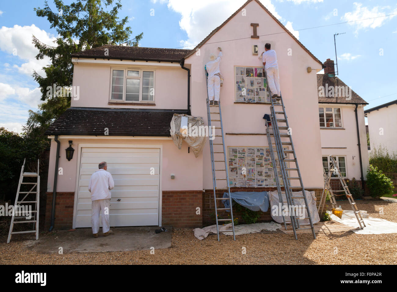 Peintres professionnels de la peinture de l'extérieur d'un logement, Suffolk, East Anglia, Angleterre, Royaume-Uni Banque D'Images