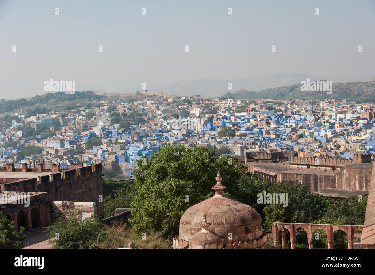 Jodhpur, Inde. La Ville Bleue. Remparts du grès le fort Mehrangarh et le bleu-maisons peintes de la ville ci-dessous. Banque D'Images
