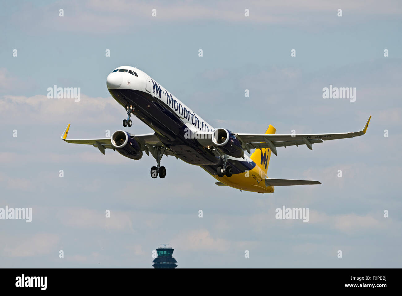 G-ZBAD Monarch Airlines Airbus A321-200 l'aéroport de Manchester en Angleterre Royaume-Uni départ rotation Banque D'Images