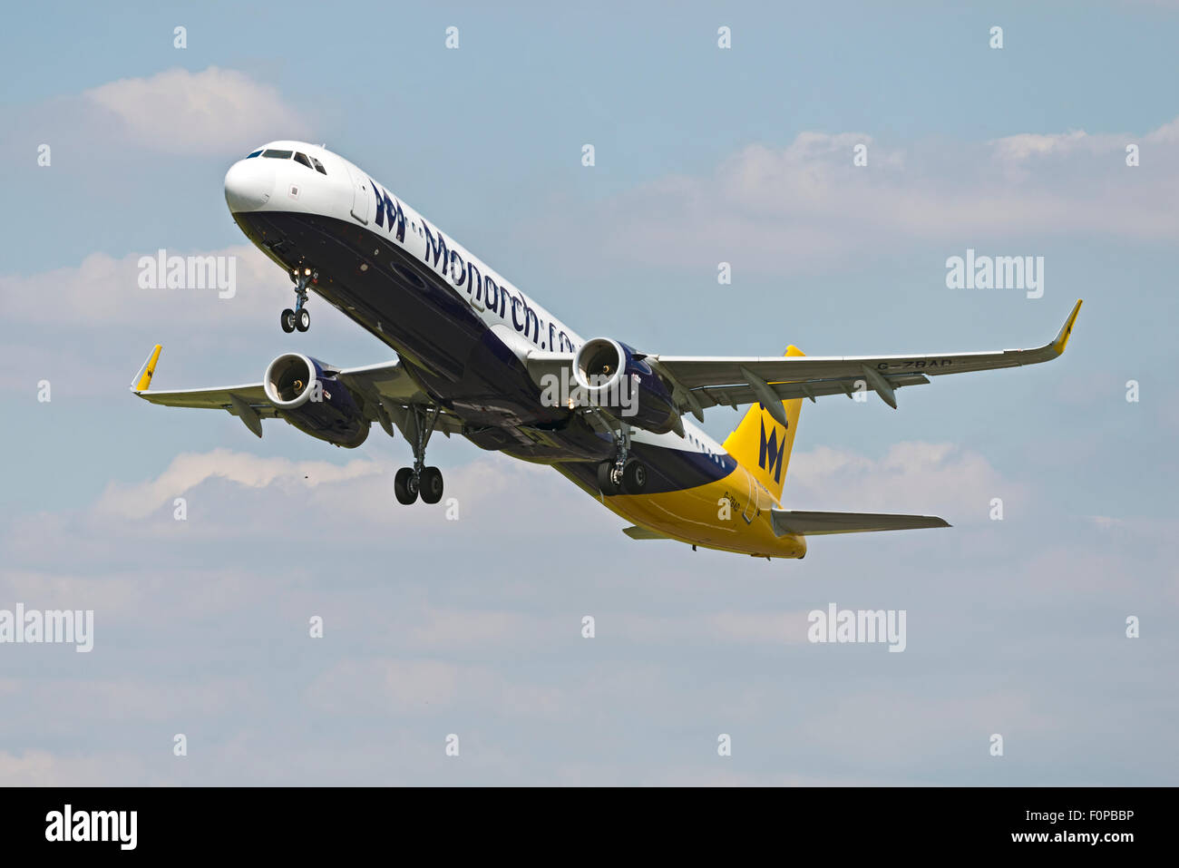 G-ZBAD Monarch Airlines Airbus A321-200 l'aéroport de Manchester en Angleterre Royaume-Uni départ rotation Banque D'Images