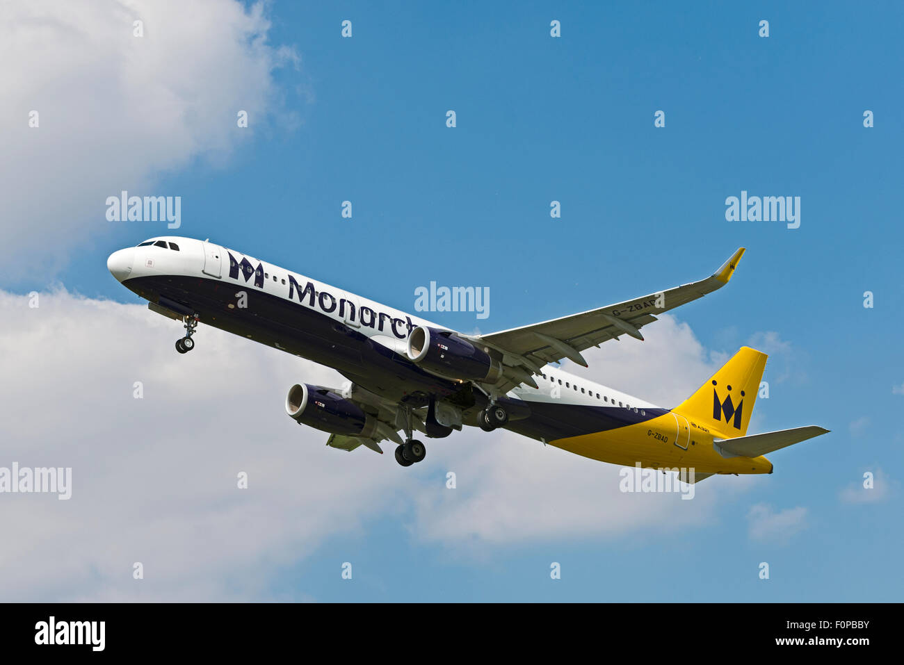 G-ZBAD Monarch Airlines Airbus A321-200 l'aéroport de Manchester en Angleterre Royaume-Uni départ rotation Banque D'Images