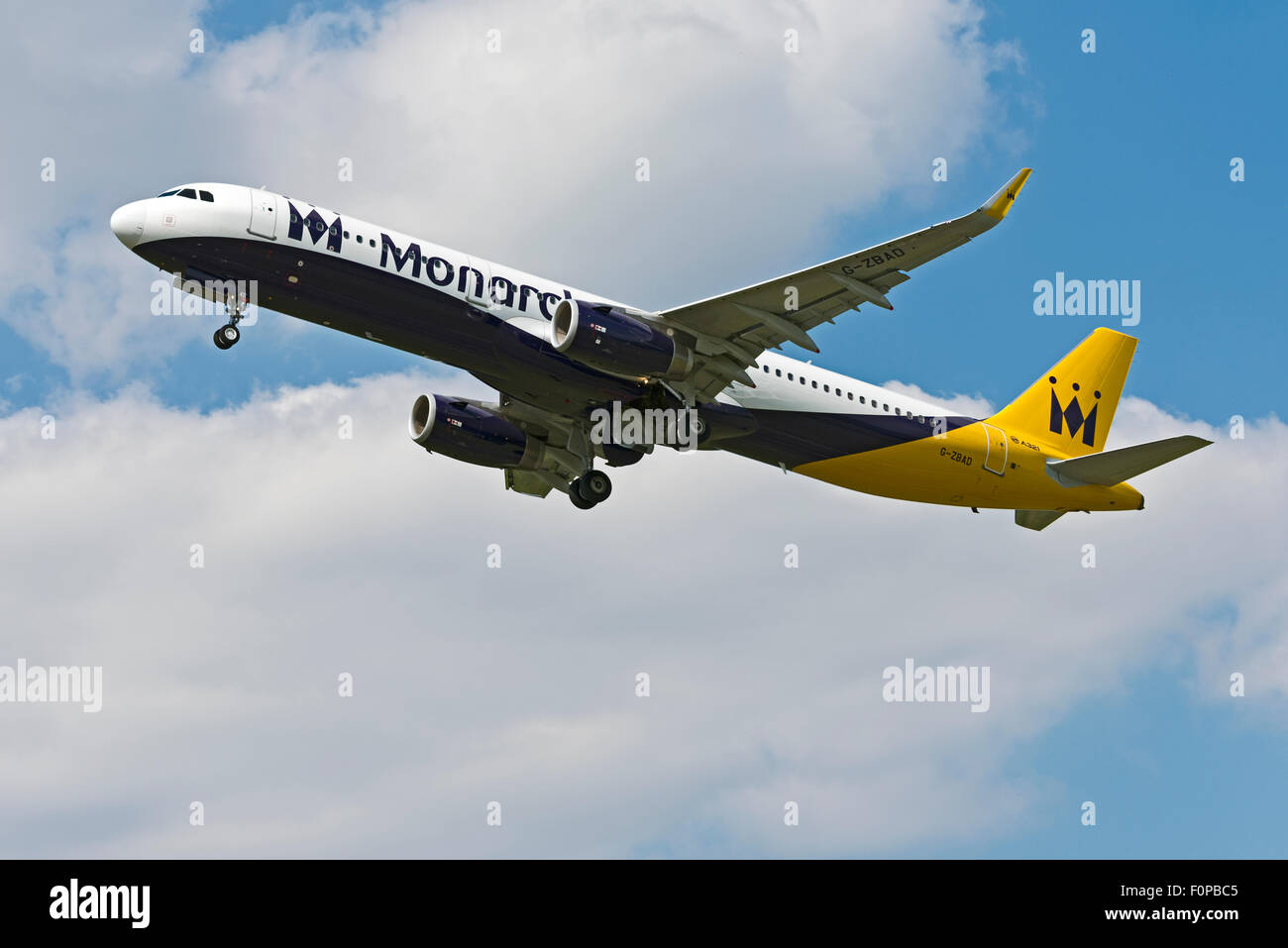 G-ZBAD Monarch Airlines Airbus A321-200 l'aéroport de Manchester en Angleterre Royaume-Uni départ rotation Banque D'Images
