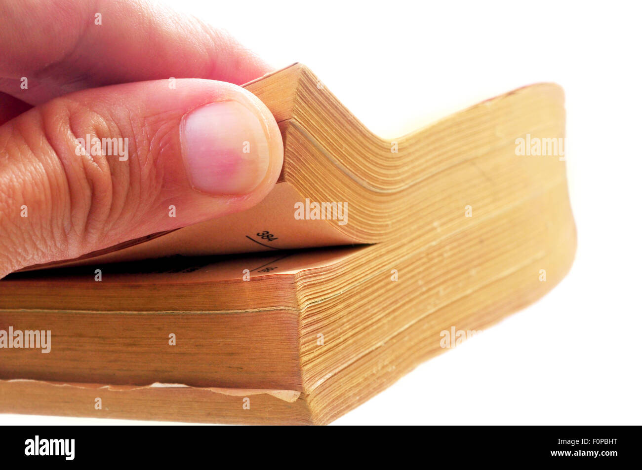 Plan macro sur une part de l'ouverture d'un vieux livre isolé sur fond blanc Banque D'Images
