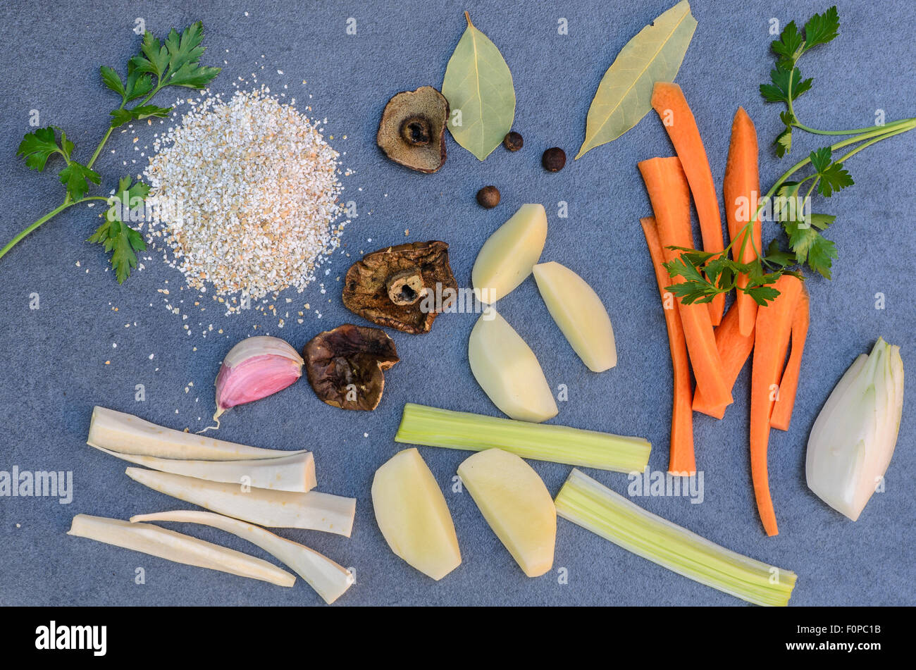 Ingrédients pour soupe à l'orge et de légumes Banque D'Images