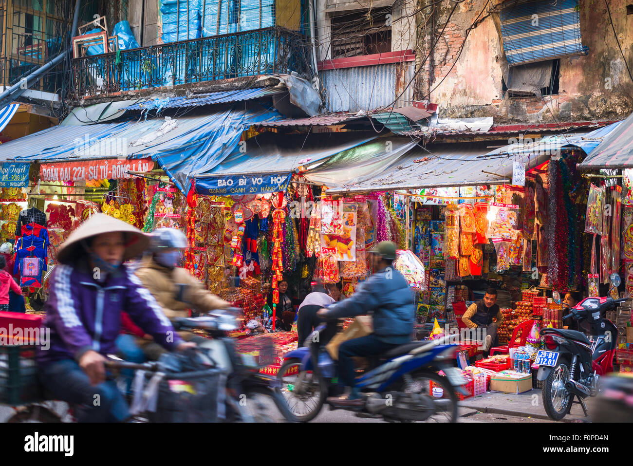 Scène de rue au Vietnam, voir la circulation dans une rue animée dans le vieux quartier historique de Hanoi, Vietnam. Banque D'Images