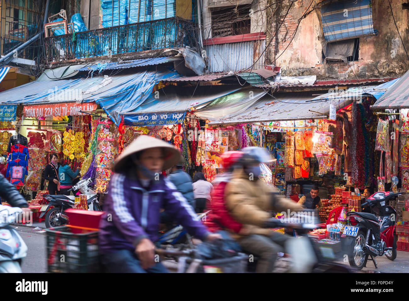 Vieux quartier Hanoi trafic, vue du trafic de pointe à travers une rue animée dans le vieux quartier historique de Hanoi, Vietnam. Banque D'Images