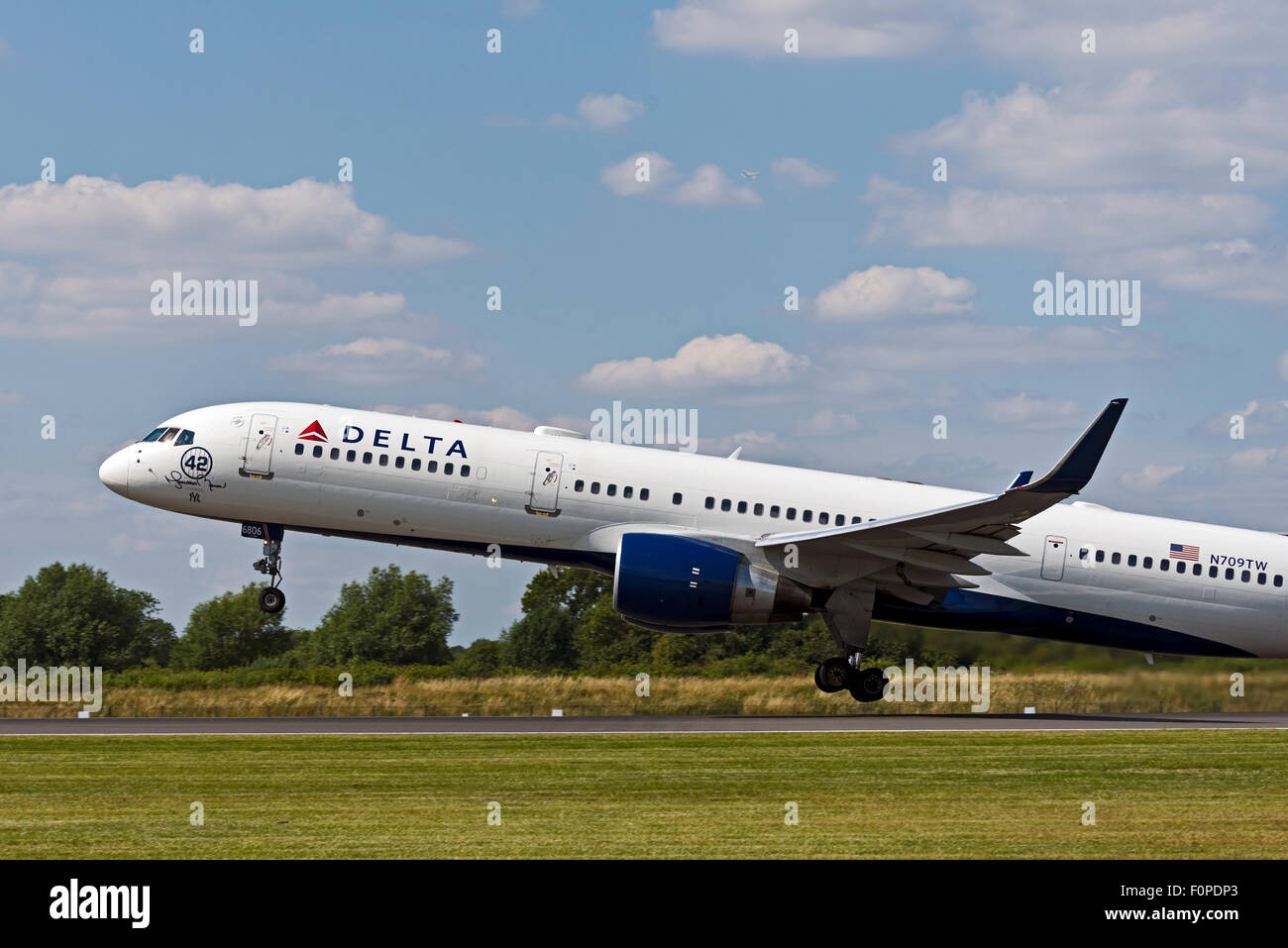 N709TW Delta Air Lines Boeing 757-200 de l'aéroport de Manchester England uk tour de départs Banque D'Images