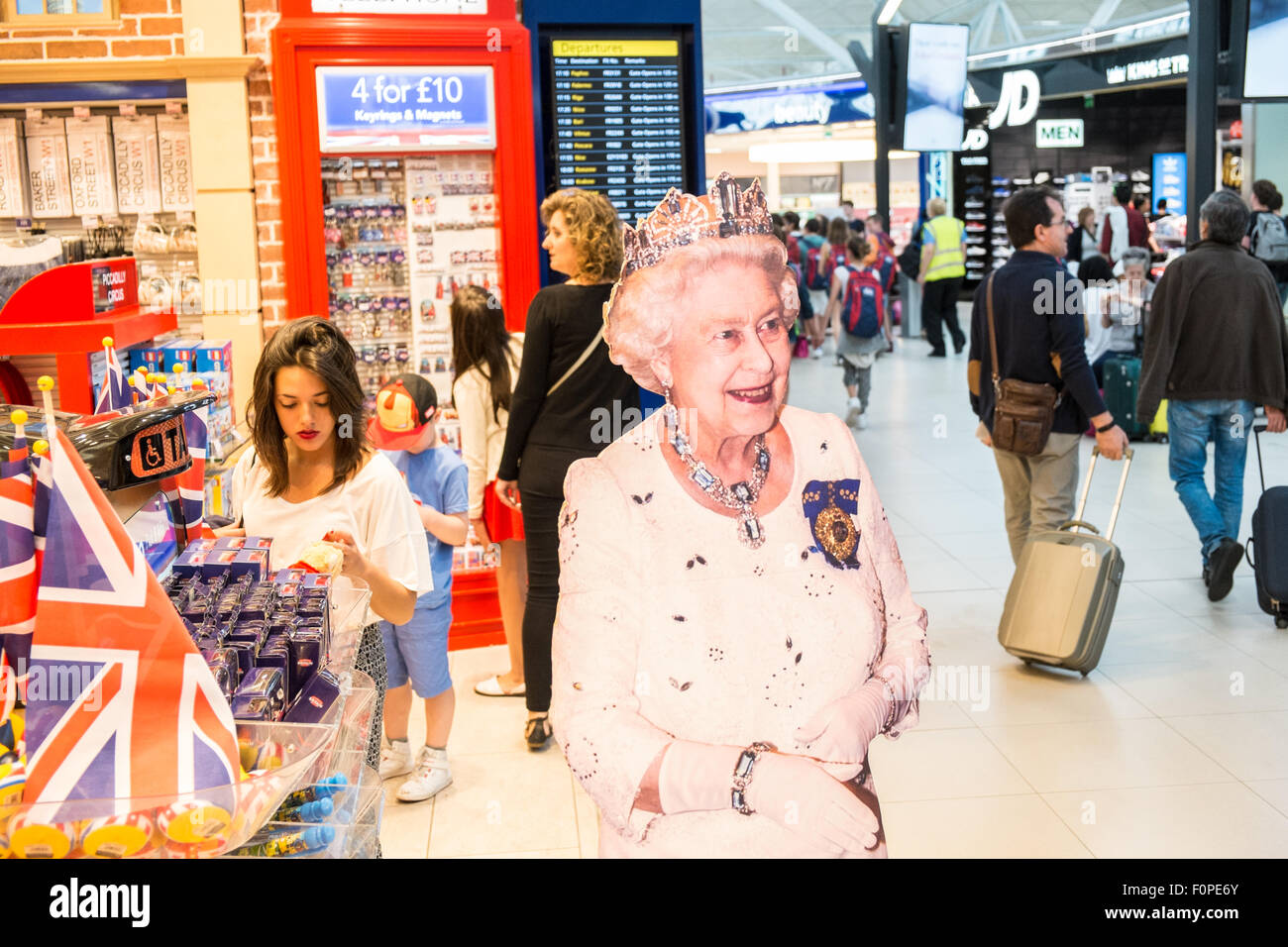 Drôle,image,la reine, accueille les touristes à la sortie boutique touristique 'Glorious Britain' cadeaux. L'aéroport de Stansted, terminal des départs,Londres,Royaume-Uni. Banque D'Images