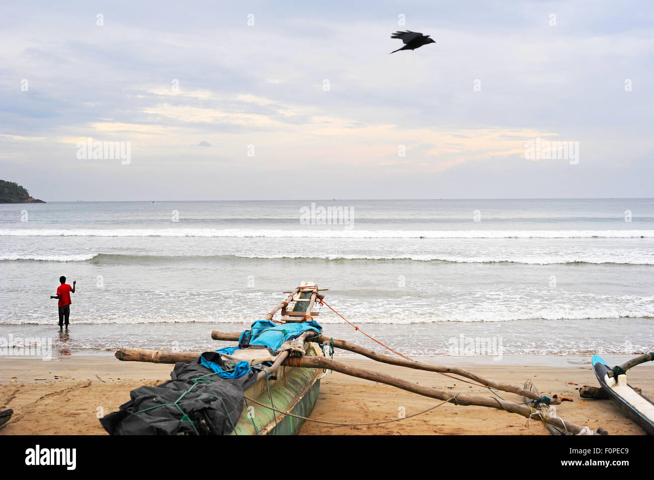 Garçon de la pêche sur la plage. Sri Lanka Banque D'Images