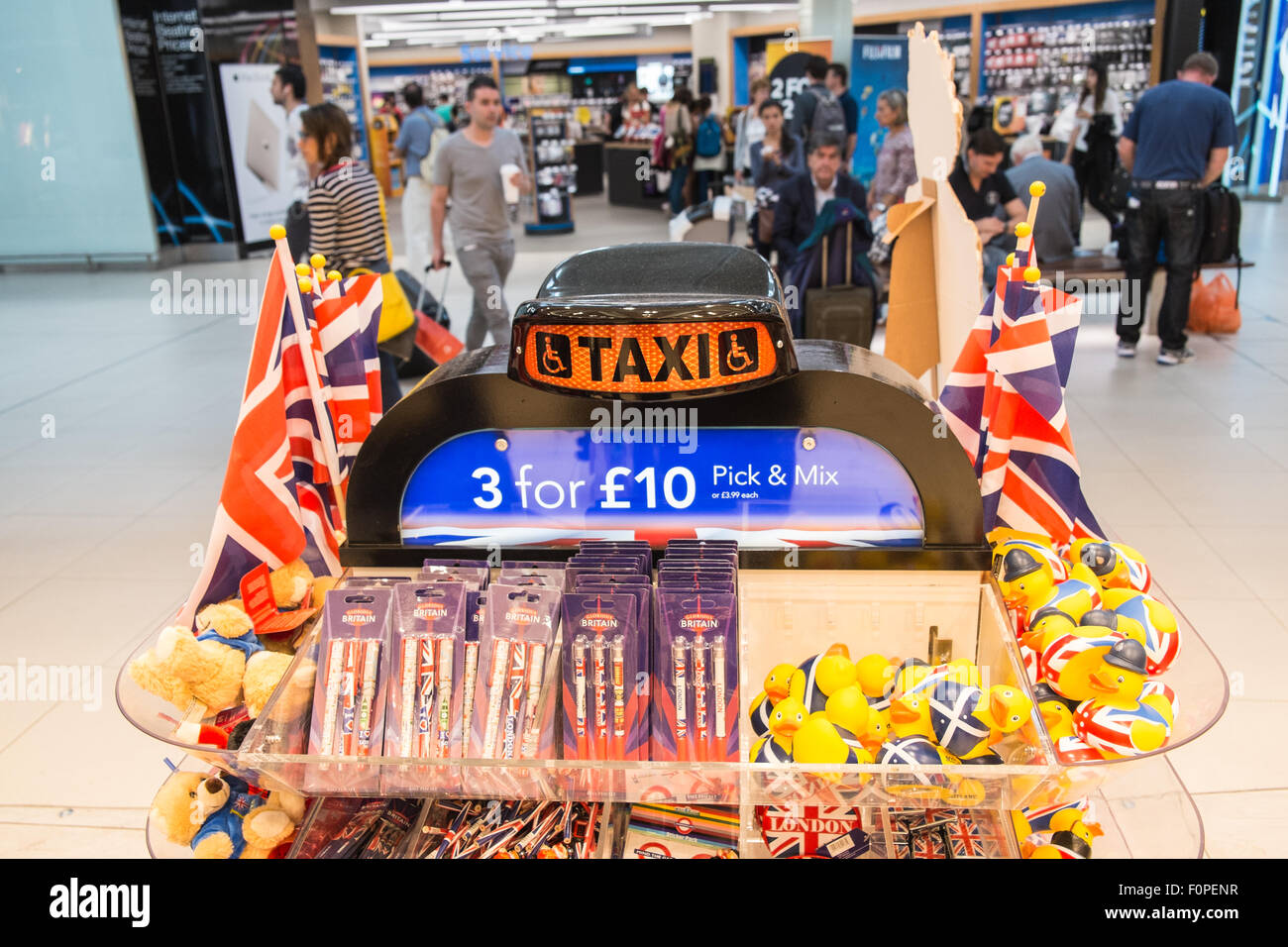 Taxi, taxi,souvenirs,souvenirs,wc séparés,à sortie boutique touristique 'Glorious Britain' cadeaux. Terminal des départs, l'aéroport de Stansted, Londres, Angleterre, Royaume-Uni Banque D'Images